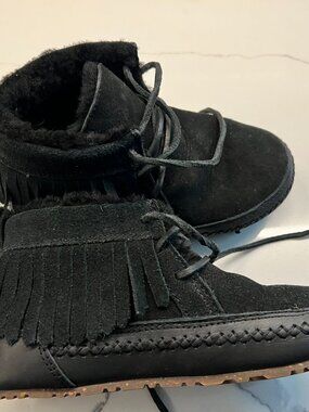 Manitobah Moccasins Size 5